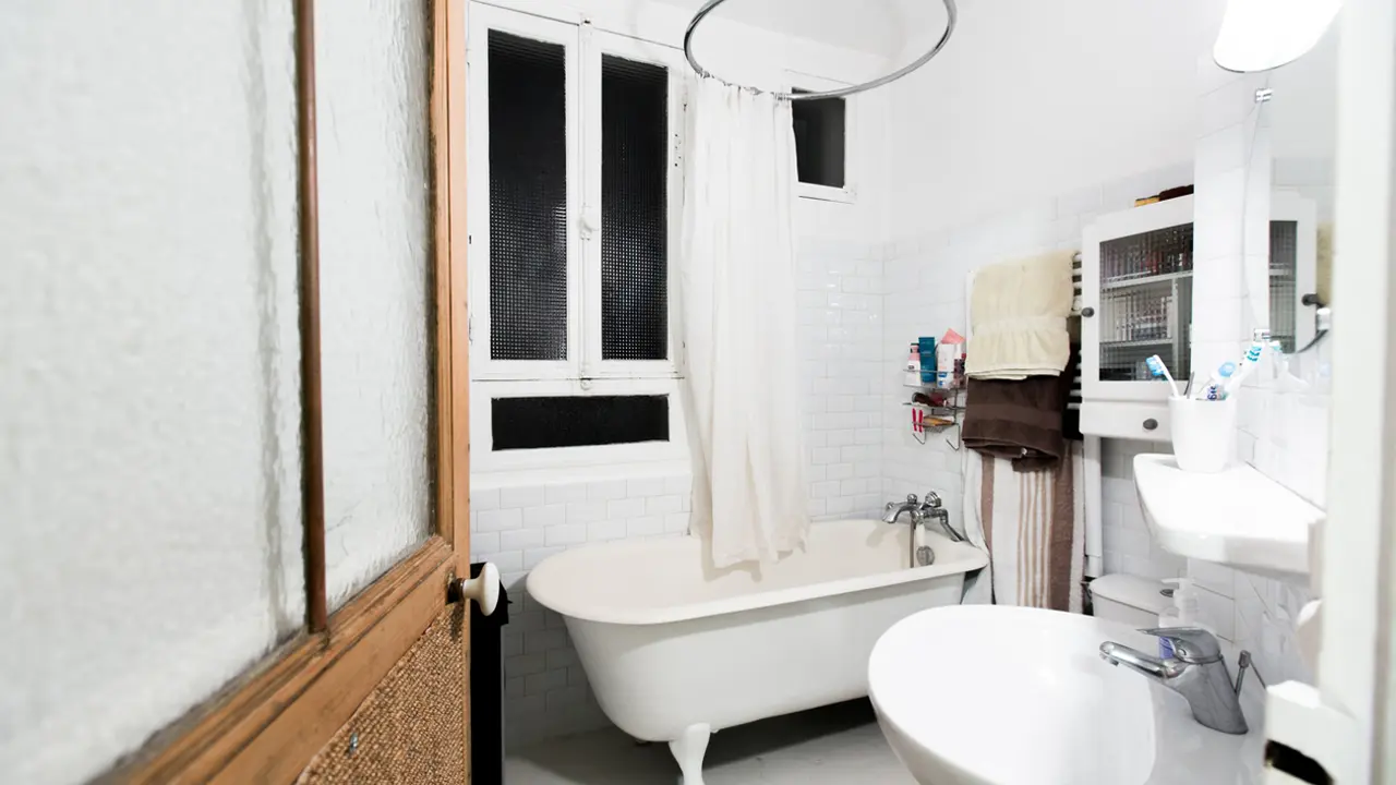 Tips Kamar Mandi Sempit - Seekmi 1015