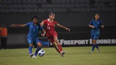 Pesepak bola Timnas putri Indonesia U-19 Claudia Alexandra Scheunemann (kanan) berebut bola dengan pesepak bola Timnas Thailand Parichat Thongrong pada pertandingan Semi Final AFF U-19 Women Championship 2023 di Stadion Gelora Sriwijaya Jakabaring (GSJ), Jakabaring Sport City (JSC) Palembang, Sumatera Selatan, Kamis (13/7/2023). (FOTO: Dok. PSSI)