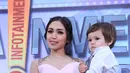 Kategori Gorgeous Baby ini dibacakan oleh Sandra Dewi dan Sarwendah, yang kemudian menyebut Baby El sebagai pemenang. Mendampingi si Gorgeous Baby, Jessica pun naik ke atas panggung. (Adrian Putra/Bintang.com)