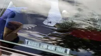 Seorang pelayat mencium peti dari jenazah pesepak bola Nantes, Emiliano Sala, saat tiba di Club Atletico, Santa Fe, Sabtu (16/2). Emiliano Sala meninggal dunia setelah kecelakaan pesawat. (AFP/Juan Mabromata)