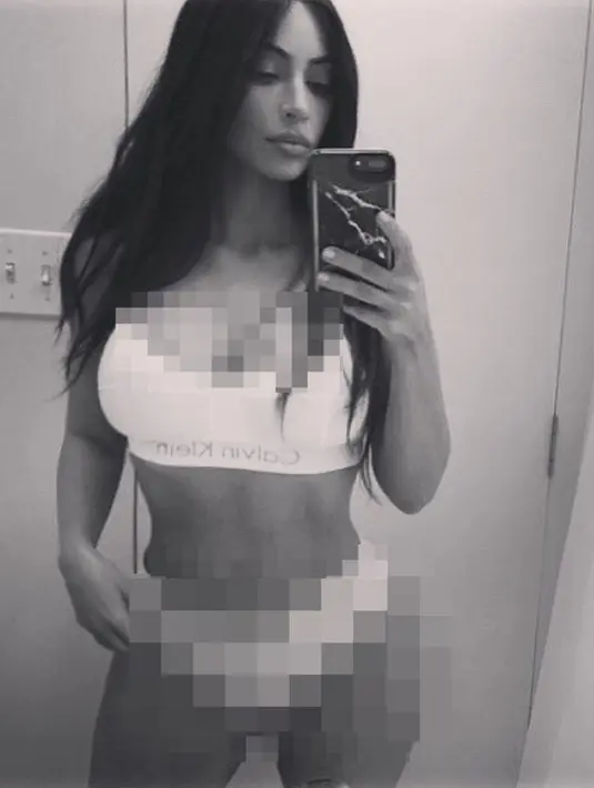 Kim Kardashian pun tak kalah cantik dan seksi dengan mirror selfienya meski sudah miliki 3 anak, lho! (instagram/kimkardashian)