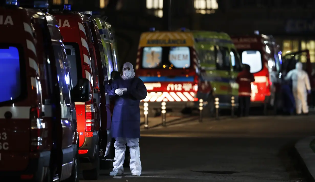 Lebih dari tiga puluh ambulans antre menunggu untuk menyerahkan pasien COVID-19 kepada petugas medis di rumah sakit Santa Maria di Lisbon, Kamis (28/1/2021). Di Portugal, fasilitas kesehatan berada di ambang kehancuran karena sudah kehabisan tempat tidur untuk merawat pasien corona. (AP/Armando Fran