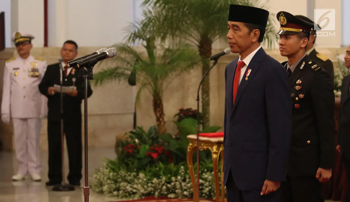 Presiden Joko Widodo atau Jokowi memberikan gelar tanda kehormatan di Istana Kepresidenan. (Liputan6.com/Angga Yuniar)