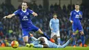 Gelandang, Manchester City, Yaya Toure, menekel bek sayap Everton, Leighton Baines, pada laga Liga Premier Inggris di Stadion Etihad, Inggris, Kamis (13/1/2016). Kedua tim bermain imbang 0-0. (Reuters/Darren Staples)
