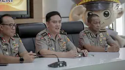 Kadiv Humas Mabes Polri Irjen Pol Muhammad Iqbal (tengah) memberi keterangan terkait penangkapan Andi Arief di Jakarta, Senin (4/3). Andi Arief ditangkap di sebuah hotel pada 3 Maret 2019. (Liputan6.com/Faizal Fanani)