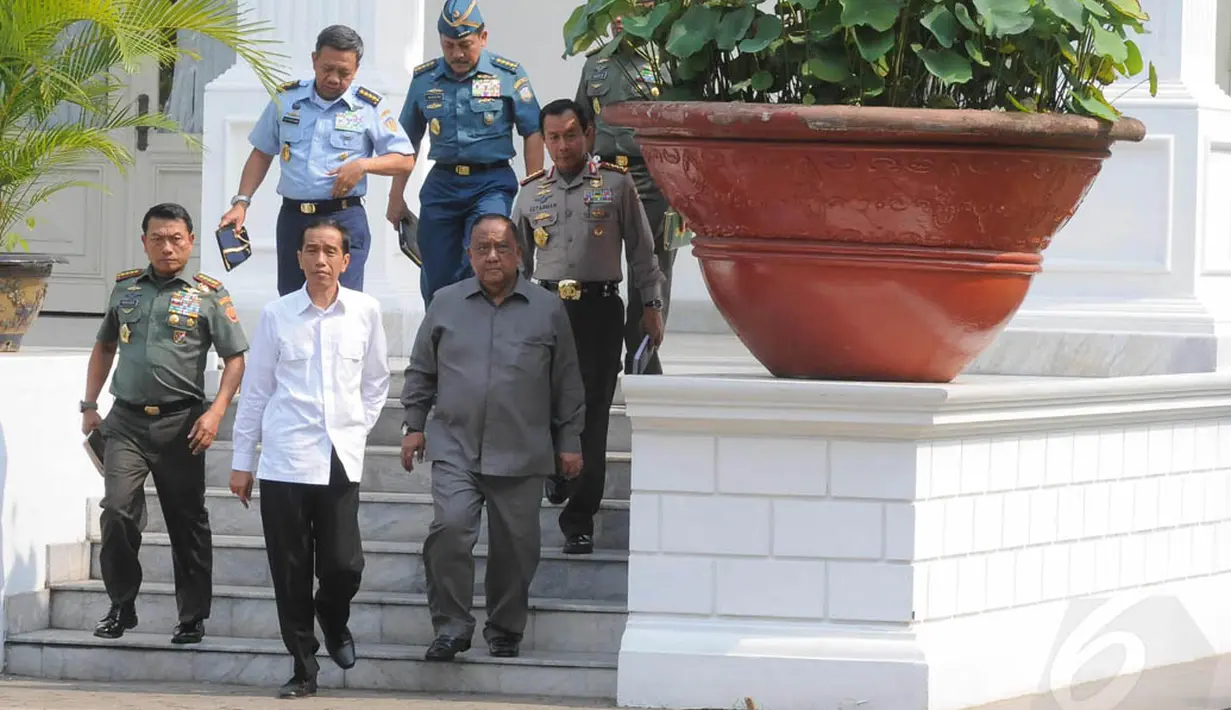 Selain Panglima TNI dan Kapolri, turut hadir KSAL Laksamana TNI Marsetio, KSAD Jenderal TNI Gatot Nurmantyo dan KSAU Masekal TNI Ida Bagus Putu Dunia ke Istana Merdeka, Jakarta, (22/10/14). (Liputan6.com/Herman Zakharia)