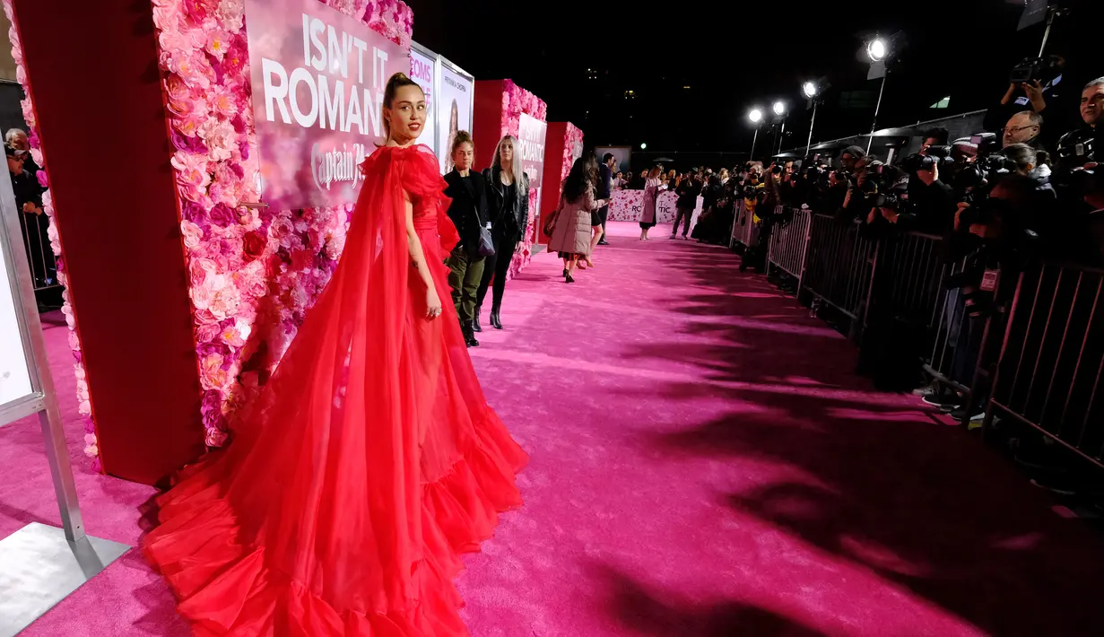 Penyanyi Miley Cyrus berpose saat tiba menghadiri pemutaran perdana film "Isn't It Romantic" di Los Angeles (11/2). Miley Cyrus menghadiri pemutaran film tersebut menggantikan suaminya Liam Hemsworth yang sakit. (AFP Photo/Alberto E. Rodriguez)