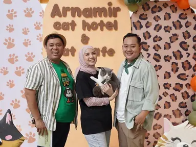 Tya Ariestya tak hanya disibukkan dengan segudang aktivitas sebagai seorang publik figur, tapi juga pemilik beberapa bisnis. Salah satunya adalah hotel kucing yang berlokasi di daerah Jakarta. Meski sempat terdampak pandemi, hotel kucing milik Tya Ariestya sekarang makin berkembang. (Liputan6.com/IG/@tya_ariestya)