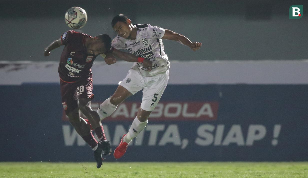 Pemain Borneo FC, Terens Puhiri (kiri) berebut bola dengan pemain Bali United, Haudi Abdillah dalam laga pekan ke-5 BRI Liga 1 2021/2022 di Stadion Indomilk Arena, Tangerang, Selasa (28/09/2021). Kedua tim bermain imbang 1-1. (Bola.com/Bagaskara Lazuardi)