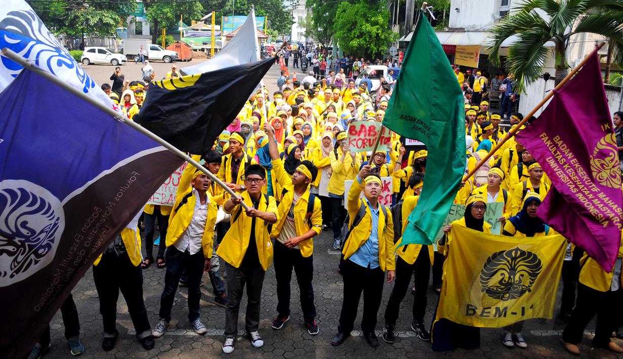 Badan Eksekutif Mahasiswa (BEM) dan Ikatan Alumni (ILUNI) Universitas Indonesia (UI) lintas almamater mengelar Rapat Akbar Gerakan Anti Korupsi (GAK) Nasional di kampus UI Salemba, Jakarta, Jumat (20/3/2015).  (Liputan6.com/Yoppy Renato)