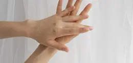 Finger stretch merupakan cara sederhana yang cukup efektif untuk meningkatkan kemampuan fleksibilitas pada bagian tangan hingga jari. (Foto/dok: Freepik)