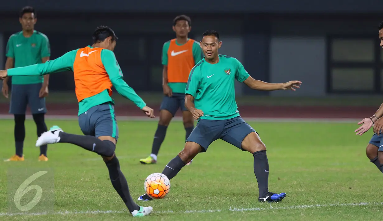 Pemain Timnas Indonesia U-22 saat melakukan latihan uji lapangan di Stadion Patriot Candrabhaga, Bekasi, Selasa (4/4). Timnas Indonesia U-22 akan melawan Persija pada Rabu (5/4). Liputan6.com/Helmi Fithriansyah)