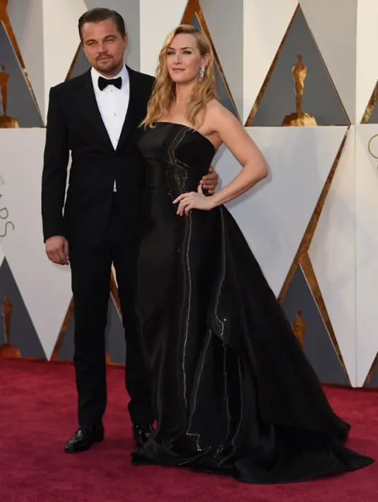 Di sisi lain, GossipCop (Senin,13/11) melaporkan bahwa ternyata mereka tidak berdua saja. Terdapat beberapa orang yang merupakan teman-teman dekat mereka, walaupun tak terlihat suami dari Kate. (AFP/VALERIE MACON)