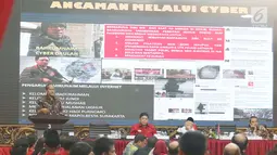 Direktur Intelijen Densus 88 Anti Teror Mabes Polri, Kombes Pol Ibnu Suhendra (kiri) memberi sambutan saat Focus Group Discussion di Jakarta, Jumat (27/4). (Liputan6.com/Angga Yuniar)
