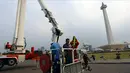 Pengunjung memakai pengaman saat menaiki Bronto Skylift di Monas, Jakarta, Minggu (23/11). Bronto Skylift merupakan fasilitas yang disediakan Pemprov DKI Jakarta untuk melihat Monas dari dekat. (Liputan6.com/JohanTallo)