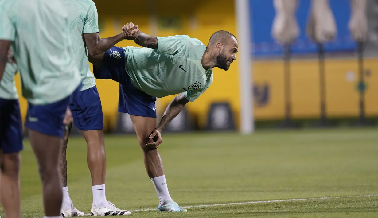 Bek Brasil Dani Alves  dan rekan setimnya berlatih selama sesi latihan jelang menghadapi Timnas Serbia di stadion Grand Hamad, di Doha, Qatar, Rabu (23/11/2022). Ada pula Sergej Milenkovic-Savic yang bakal menjadi jenderal di lini tengah mengatur irama permainan. (AP Photo/Andre Penner)