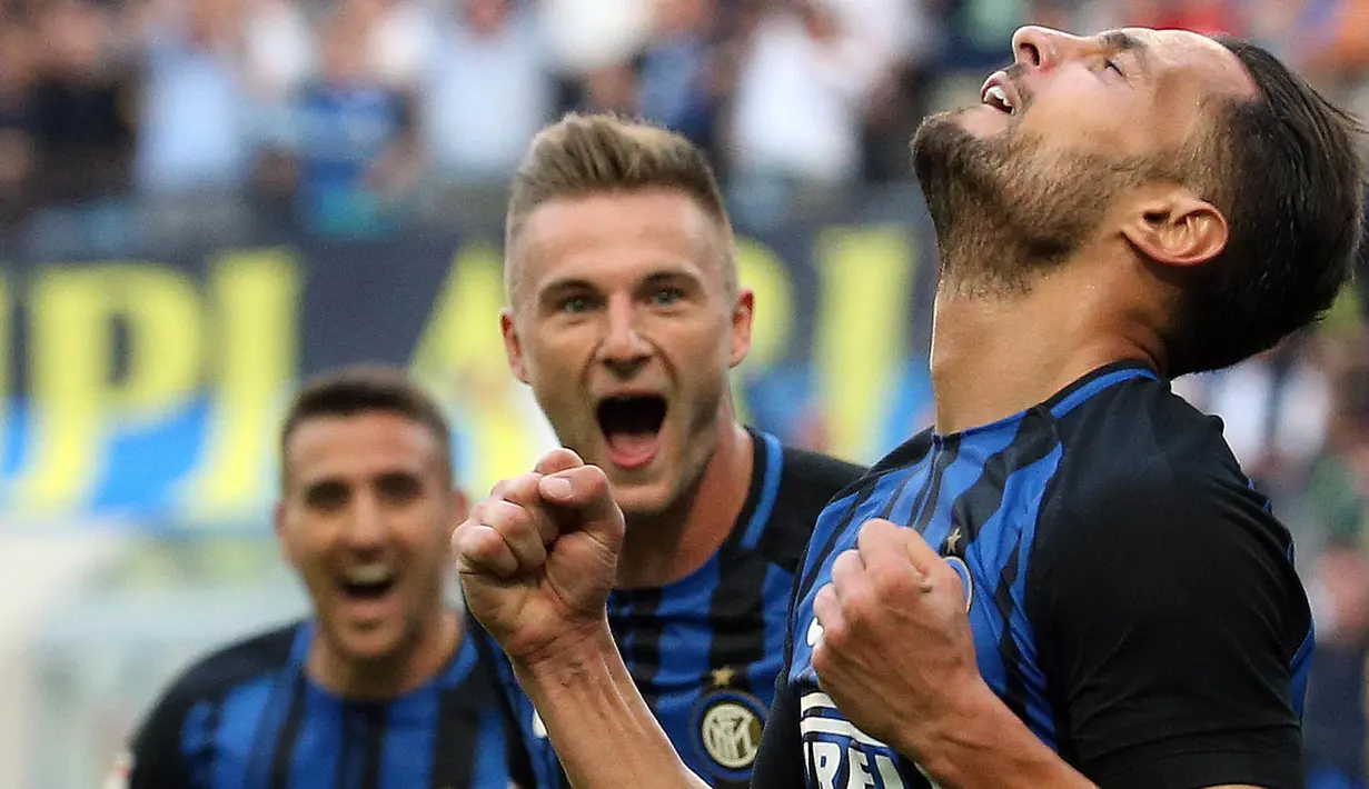 Bek Inter Milan, Danilo D'Ambrosio, melakukan selebrasi usai mencetak gol ke gawang Genoa pada laga Serie A di Stadion Giuseppe Meazza, Minggu (24/9/2017). Inter Milan menang 1-0 atas Genoa. (AP/Matteo Bazzi)