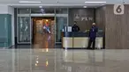Petugas berjaga di Kantor PLN Pusat, Jalan Trunojoyo, Blok M, Jakarta, Selasa (21/7/2020). PT PLN (Persero) memutuskan untuk menutup sementara kantor pusat  setelah enam orang karyawan PLN dinyatakan positif COVID-19, dimulai hari Senin (20/7) hingga Jumat (24/7). (Liputan6.com/Herman Zakharia)