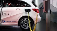 Mercedes B-Class electric car di Paris auto show 2014.