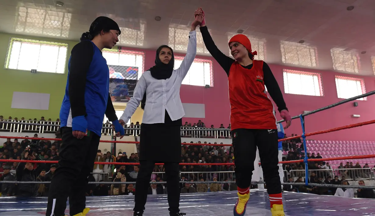 Sadaf Rahimi, gadis berusia 19 tahun ini memenangi seleksi jelang kompetisi tinju antar provinsi di Stadion Ghazi, Kabul, Afganistan, (21/12/2015). (AFP/Shah Marai)