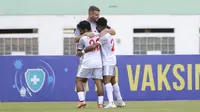 Pemain PSM Makassar, Willem Jan Pluim (tengah) melakukan selebrasi usai mencetak gol kedua timnya ke gawang Persik Kediri dalam laga pekan ke-4 BRI Liga 1 2021/2022 di Stadion Wibawa Mukti, Cikarang, Kamis (23/9/2021). PSM menang 3-2. (Bola.com/M Iqbal Ichsan)