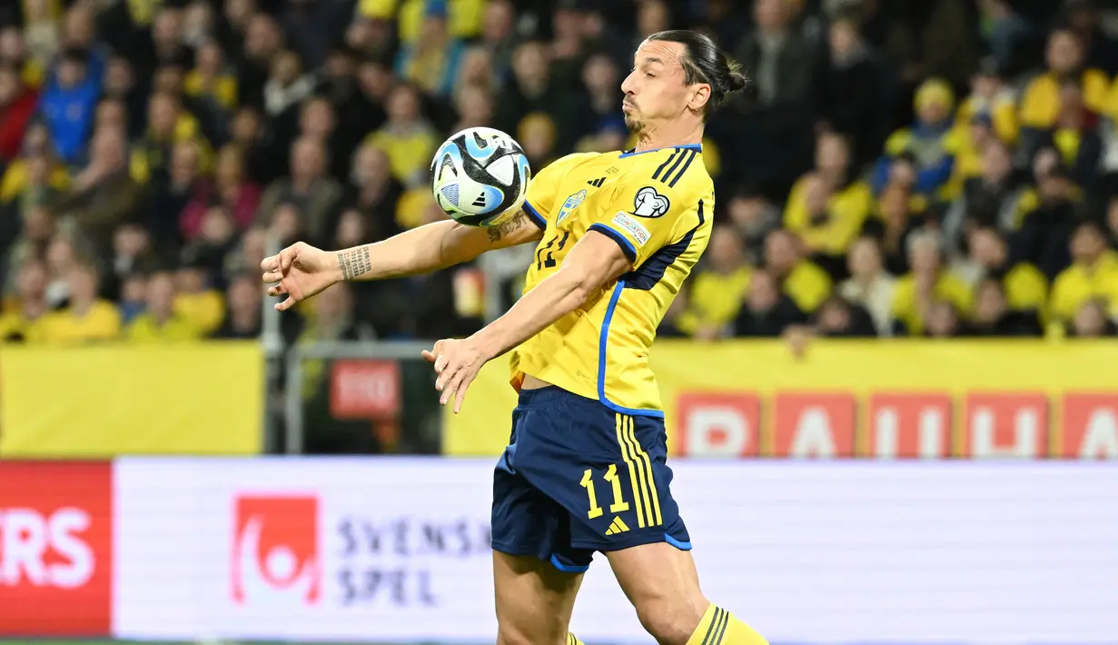 Zlatan Ibrahimovic berusia 41 tahun dan 172 hari ketika dimainkan pada duel Swedia vs Belgia. Torehan Ibrahimovic bersama Swedia harus diakui sebagai hal yang spesial. Tak banyak pemain pada usianya yang masih bermain di top level. Hanya saja, pada momen spesial itu, Ibrahimovic justru tenggelam oleh sinar Romelu Lukaku. (AFP/Jonathan Nackstrand)