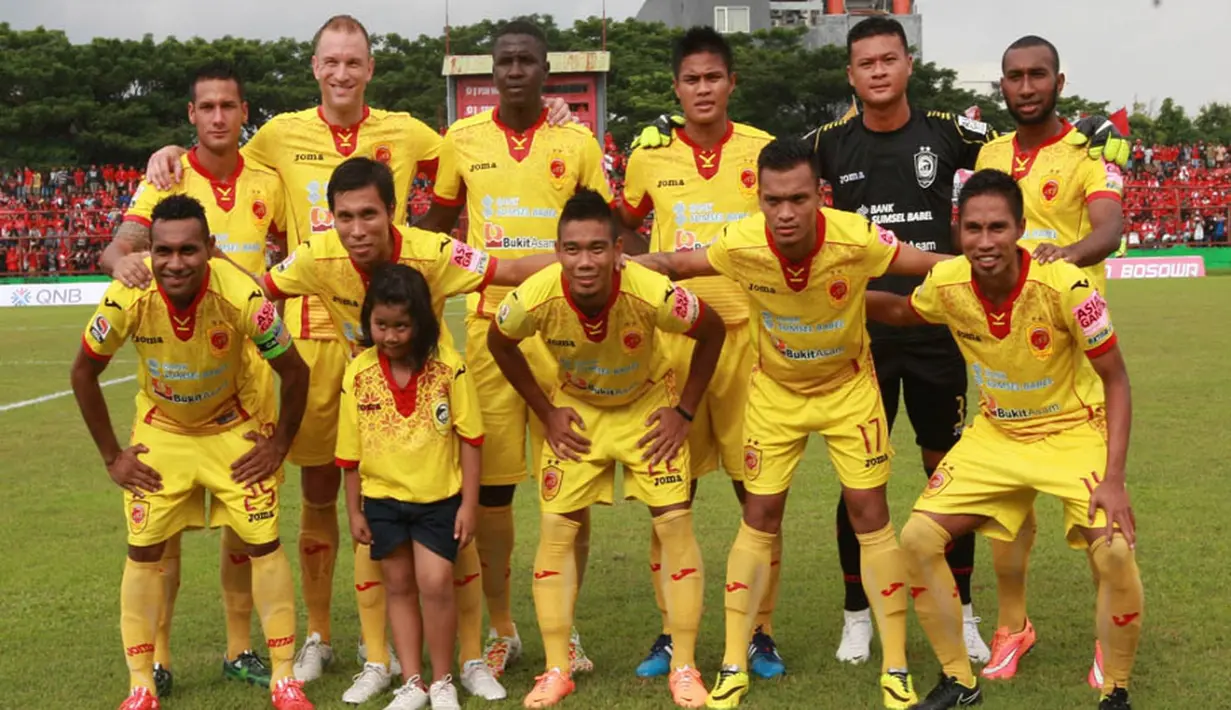 Skuat Sriwijaya FC berfoto bersama jelang pertandingan melawan tuan rumah PSM Makassar. (Liga Indonesia)