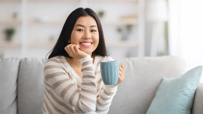 santai tenang mencintai diri sendiri minum kopi