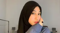 Pashmina hingga hijab segi empat yang dikenakan Adiba selalu cocok dengan dirinya. Tak sedikit warganet yang memuji pesona sulung dari bersaudara ini ketika unggah foto di Instagram pribadinya. Meski pamer wajah tanpa ekspresi, lawan main Syakir Daulay di film Cinta Subuh ini tetap cantik. (Liputan6.com/IG/@adiba.knza)