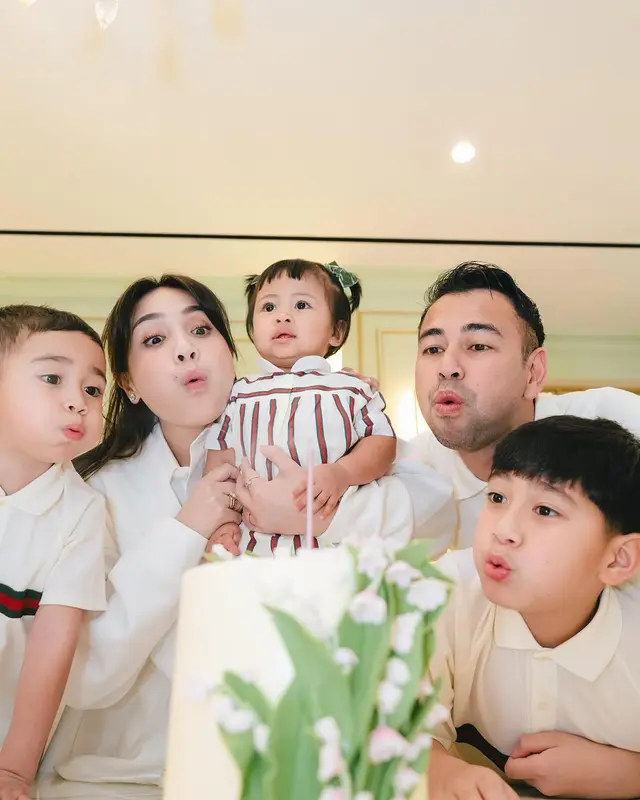 6 Potret bahagia Raffi Ahmad dan Nagita Slavina rayakan ulang tahun pertama Lily