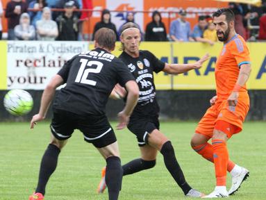 Alvaro Negredo (kanan) ditempel ketat dua pemain Wiener Sport Klub pada laga uji coba yang digelar di ibu kota Austria, Rabu (8/7). (Bola.com/Reza Khomaini)