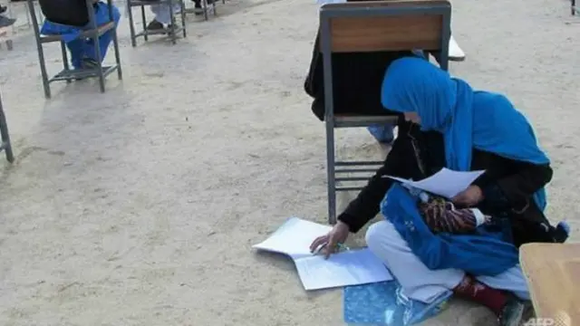 Foto perempuan Afghanistan, Jahantab Ahmadi yang tengah ikut ujian kedokteran viral di dunia maya dan menarik perhatian media asing (Yahya Erfan/AFP PHOTO via Merdeka.com)
