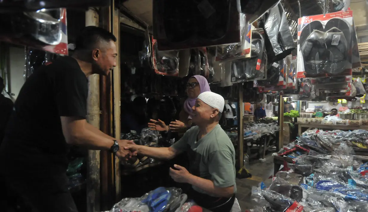 Kunjungan Dharma Pongrekun bersama Kun Wardana di pasar Serdang untuk mensosialisasikan program-program kerja mereka jika terpilih pada Pilkada Jakarta 2024. (merdeka.com/Imam Buhori)
