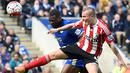 Pemain Leicester, Wes Morgan (kiri), berebut bola dengan pemain Southampton, Jordy Clasie, dalam laga Liga Inggris di Stadion King Power, Leicester, Minggu (3/4/2016). (AFP/Ben Stansall)