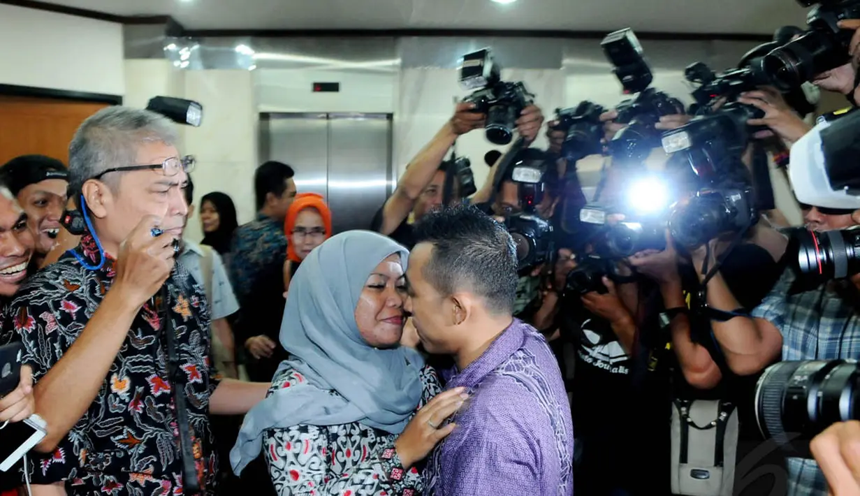 Terdakwa kasus dugaan korupsi proyek videotron Hendra Saputra tampak melepaskan kebahagiaannya bersama sang istri, Jakarta, Rabu (27/8/14). (Liputan6.com/Andrian M Tunay)