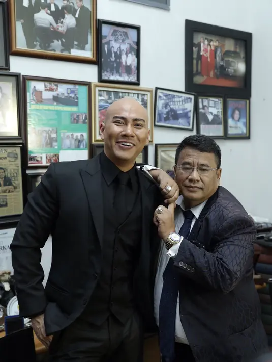 "Bayangin ditelpon begitu, mata saya berkaca-kaca nahan air mata dapet telepon dari seorang anak yang mencari pengakuan dari ayah kandungnya" lanjut Deddy yang kemudian terdiam dan mengeluarkan air matanya. (Galih W. Satria/Bintang.com)