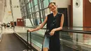 Gaya OOTD Putri Marino saat di bandara ini pun terlihat begitu sederhana. Ia pun memadukan baju berwarna navy tanpa lengan dengan sebuah celana jeans pendek serta sling bag hitam. (Liputan6.com/IG/@putrimarino)
