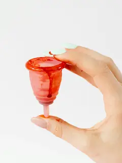 Beralih ke menstrual cup membantu Sahabat Fimela mengurangi limbah plastik sekaligus menghemat pengeluaran bulanan secara signifikan. [Dok/Pexels.com/www.kaboompics.com].