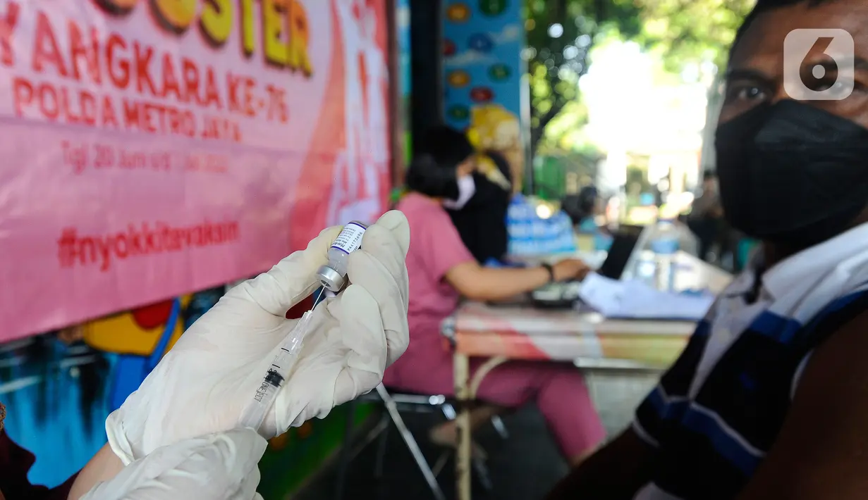 Petugas kesehatan menyiapkan vaksin COVID-19 untuk warga di Balai RW 02, Jati Padang, Jakarta Selatan, selasa (28/6/20222). Munculnya COVID-19 subvarian Omicron BA.4 dan BA.5 membuat sejumlah warga antusias mengikuti vaksinasi COVID-19 yang didominasi vaksin booster.gratis beras, minyak, goreng, gula dan mie instan.  (merdeka.com/Arie Basuki)