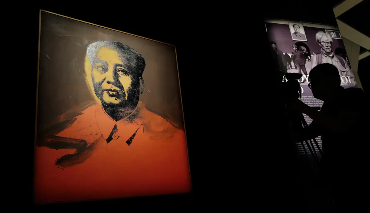 Sebuah lukisan Mao Zedong karya seniman asal AS, Andy Warhol terlihat selama Sotheby’s Modern and Contemporary Art Evening Sale di Hongkong, Jumat (31/3). Lukisan ini akan dilelang pada 2 April. (AP Photo / Vincent Yu)