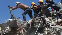 Warga dan petugas penyelamat mencari di antara puing-puing setelah gempa bumi melanda Cali, Kolombia, pada hari Senin, 10 Agustus 2026. (Foto AP/Santiago Saldarriaga)