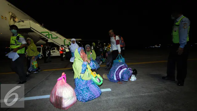 Beberapa jamaah haji Indonesia dari kloter I DKI Jakarta melakukan sujud syukur saat tiba di Bandara Halim Perdanakusuma Jakarta, Selasa (29/9/2015). Sebanyak 440 jamaah dengan tiba sekitar pukul 18.30 WIB. (Liputan6.com/Helmi Fithriansyah)