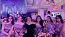 Krisdayanti foto bersama bridesmaid yang juga jebolan Indonesian Idol, Tiara Andini, Ziva, Lyodra, Keisya Levronka. KD pun mengenakan gaun hitam off shoulder dengan lengan tullenya. [@krisdayantilemos]