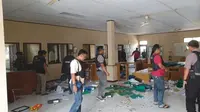 Kondisi kantor WKS di Distrik VIII setelah diserang kelompok SMB. (Liputan6.com/Gresi Plasmanto)