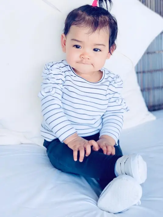 Melalui akun Instagram miliknya, Siti Nurhalizah banyak mengunggah momen menggemaskan dari baby Siti. Baby Siti semakin terlihat lucu dengan gaya duduknya yang menyilangkan satu kaki ya. (Liputan6.com/IG/@ctdk)