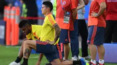 Gelandang Kolombi,  James Rodriguez melakukan pemanasan sebelum berlatih di Stadion Spartak di Moskow, Rusia(2/7). Kolombia akan bertanding melawan Inggris pada babak 16 besar Piala Dunia 2018. (AFP Photo/Francisco Leong)