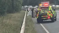 Mobil antik calon pengantin perempun mogok di jalan hingga harus dibantu polisi (dok.Twitter/https://twitter.com/TrafficWalesN/status/1431240022670385154?/Komarudin)