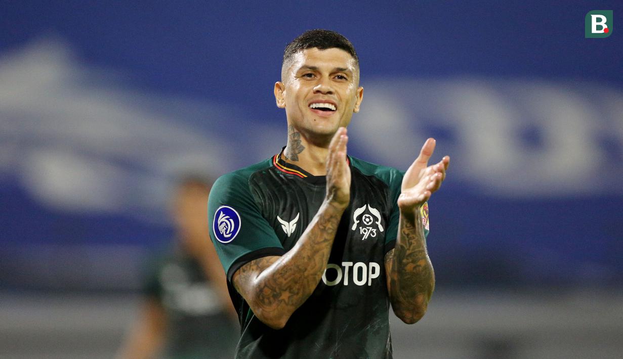 Sementara itu, meski memenangi laga, Ciro dan kolega tetap tak bisa menyali Madura United karena selisih satu poin di akhir laga. Kedua tim juga masih berpeluang untuk terdepak dari 10 besar klasemen digantikan Persik, Persita, dan PSM Makassar. (Bola.com/M Iqbal Ichsan)