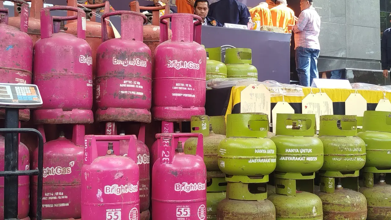 Penyidik Ditreskrimsus Polda Metro Jaya membongkar praktik pengoplosan gas elpiji atau gas LPG bersubsidi ukuran 3 kilogram ke tabung 12 kilogram dan 50 kilogram.