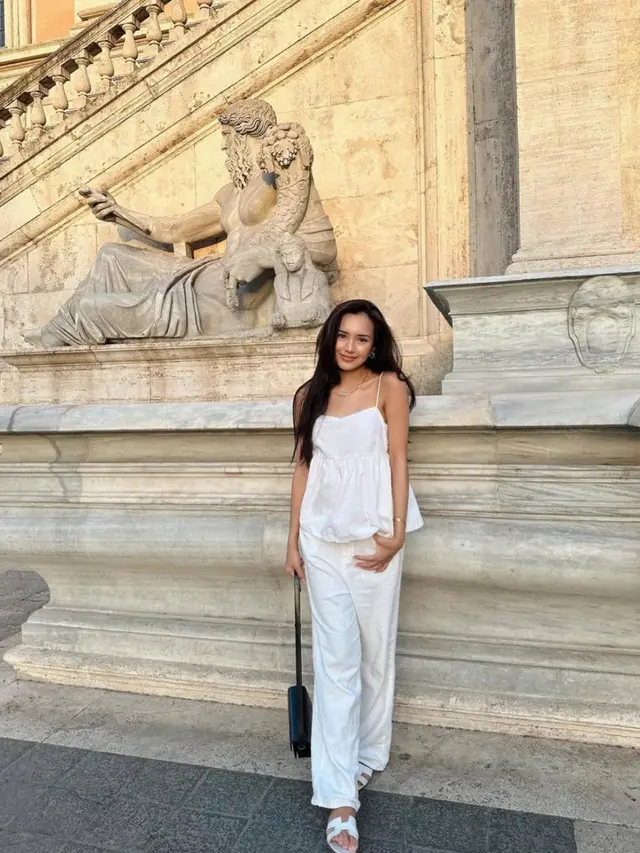 Gaya makeup dan fashion ala Beby Tsabina (Instagram/@bebytsabina)